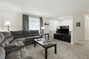 House, 5 Bedrooms | Living area