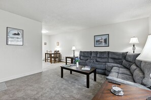 House, 5 Bedrooms | Living area | Smart TV