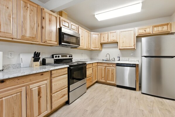 House, 5 Bedrooms | Private kitchen | Fridge, oven, coffee/tea maker, toaster