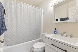 House, 5 Bedrooms | Bathroom | Towels, shampoo