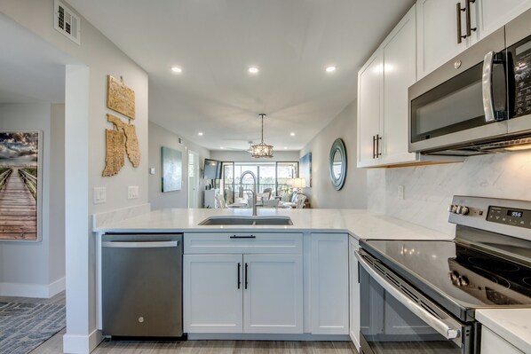 冷蔵庫、電子レンジ、オーブン、コンロ