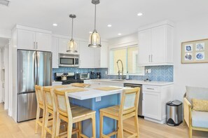 Fridge, microwave, oven, stovetop - Bright & Beachy Lower Unit – Steps to Balboa Pier (Newport Beach)