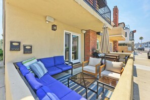 Terrace/patio - Bright & Beachy Lower Unit – Steps to Balboa Pier (Newport Beach)