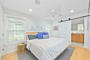 3 bedrooms, free WiFi, bed sheets - Bright & Beachy Lower Unit – Steps to Balboa Pier (Newport Beach)