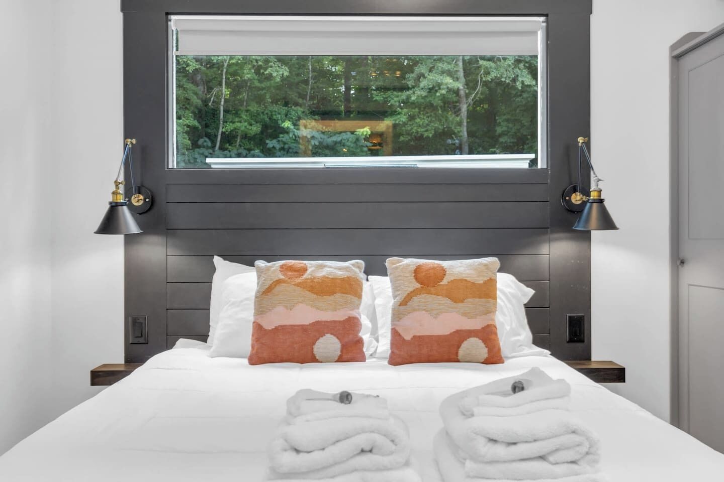 Desk, WiFi, bed sheets