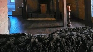 A room with a fireplace, wooden beams, and a patterned rug. - Burg Hermannstein - Rittersaal  (Wetzlar)