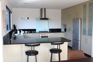 Een koelkast, een microgolfoven, een oven, een kookplaat