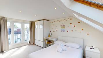 3 bedrooms, iron/ironing board, free WiFi, bed sheets