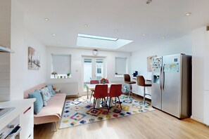 Smart TV - 3 Bed Home - 10 Min Walk to Mill Hill Tube (London)