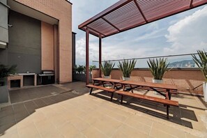 Outdoor dining - |EP | Roomy Apt with AC, Workspace, Views (Medellín)