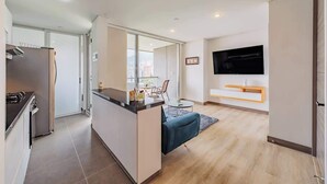Eine moderne Wohnung mit Küche, Essbereich und Wohnzimmer.