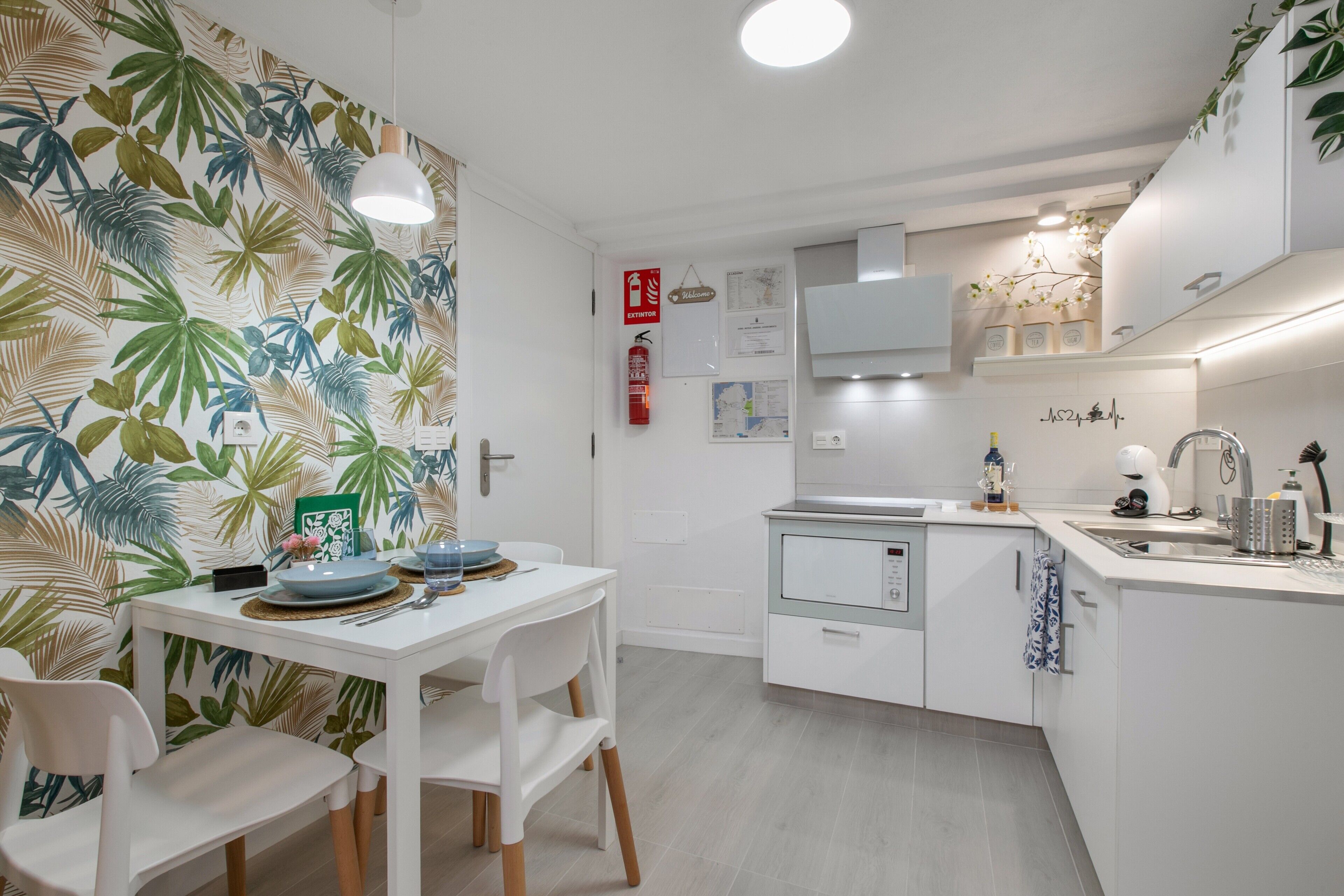 Køleskab, mikrobølgeovn, kogeplade, kaffe-/temaskine