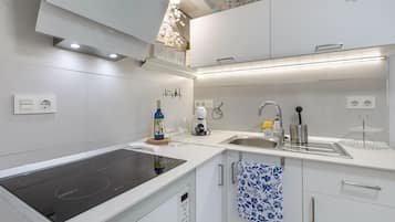 Køleskab, mikrobølgeovn, kogeplade, kaffe-/temaskine