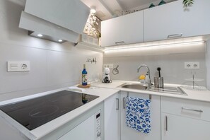 Kühlschrank, Mikrowelle, Herdplatte, Wasserkocher mit Kaffee-/Teezubehör