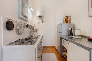 Kühlschrank, Mikrowelle, Ofen, Herdplatte