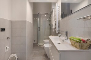 Dusche, kostenlose Toilettenartikel, Haartrockner, Handtücher