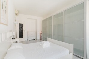 2 habitaciones y tabla de planchar con plancha 