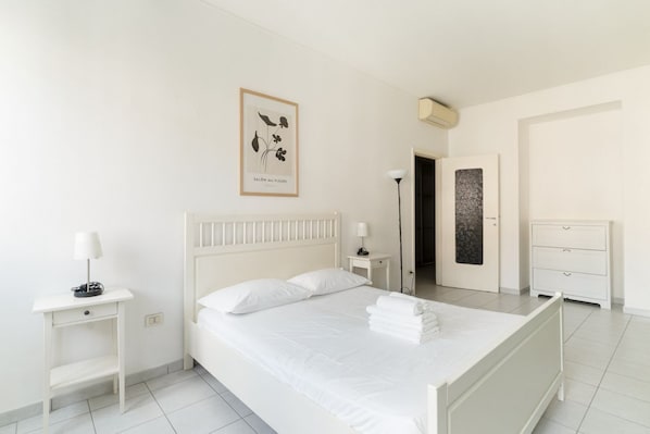 2 habitaciones y tabla de planchar con plancha