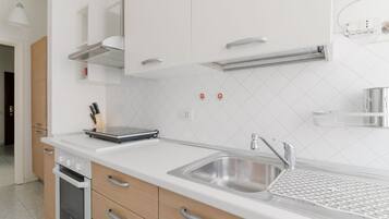 Frigorifero, forno, piano cottura, lavastoviglie