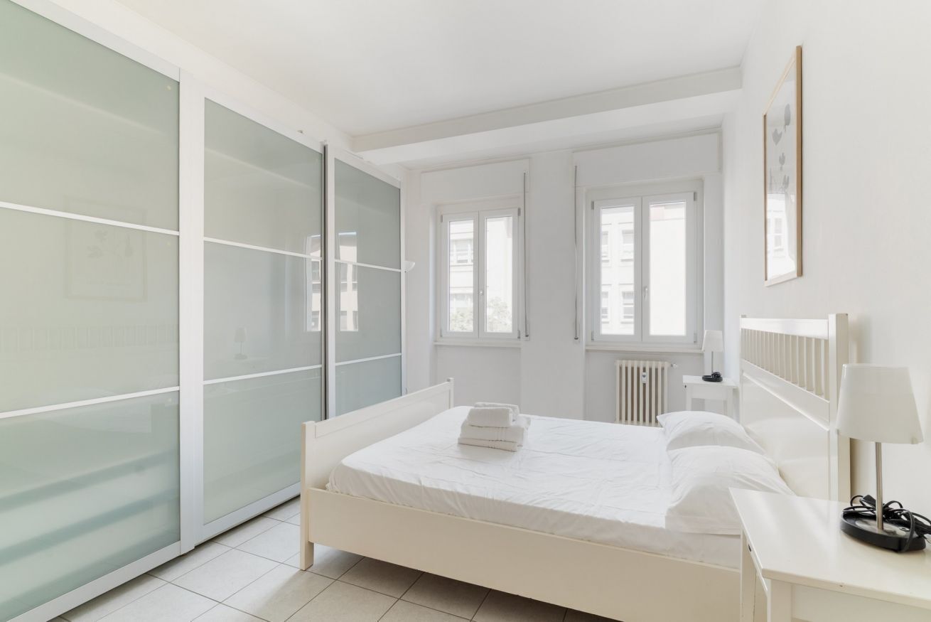 2 habitaciones y tabla de planchar con plancha 