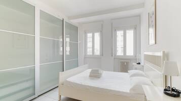 2 habitaciones y tabla de planchar con plancha