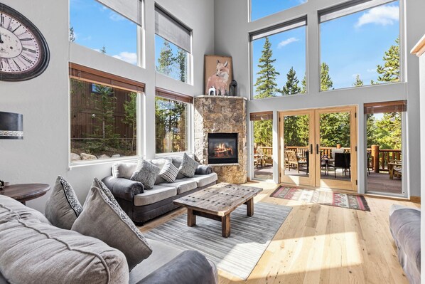 Een televisie en een open haard