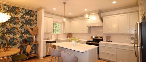 Microondas, horno, parrilla de estufa y lavavajillas