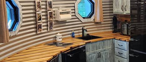 Fridge, stovetop, dishwasher, coffee/tea maker