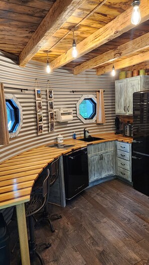 Fridge, stovetop, dishwasher, coffee/tea maker