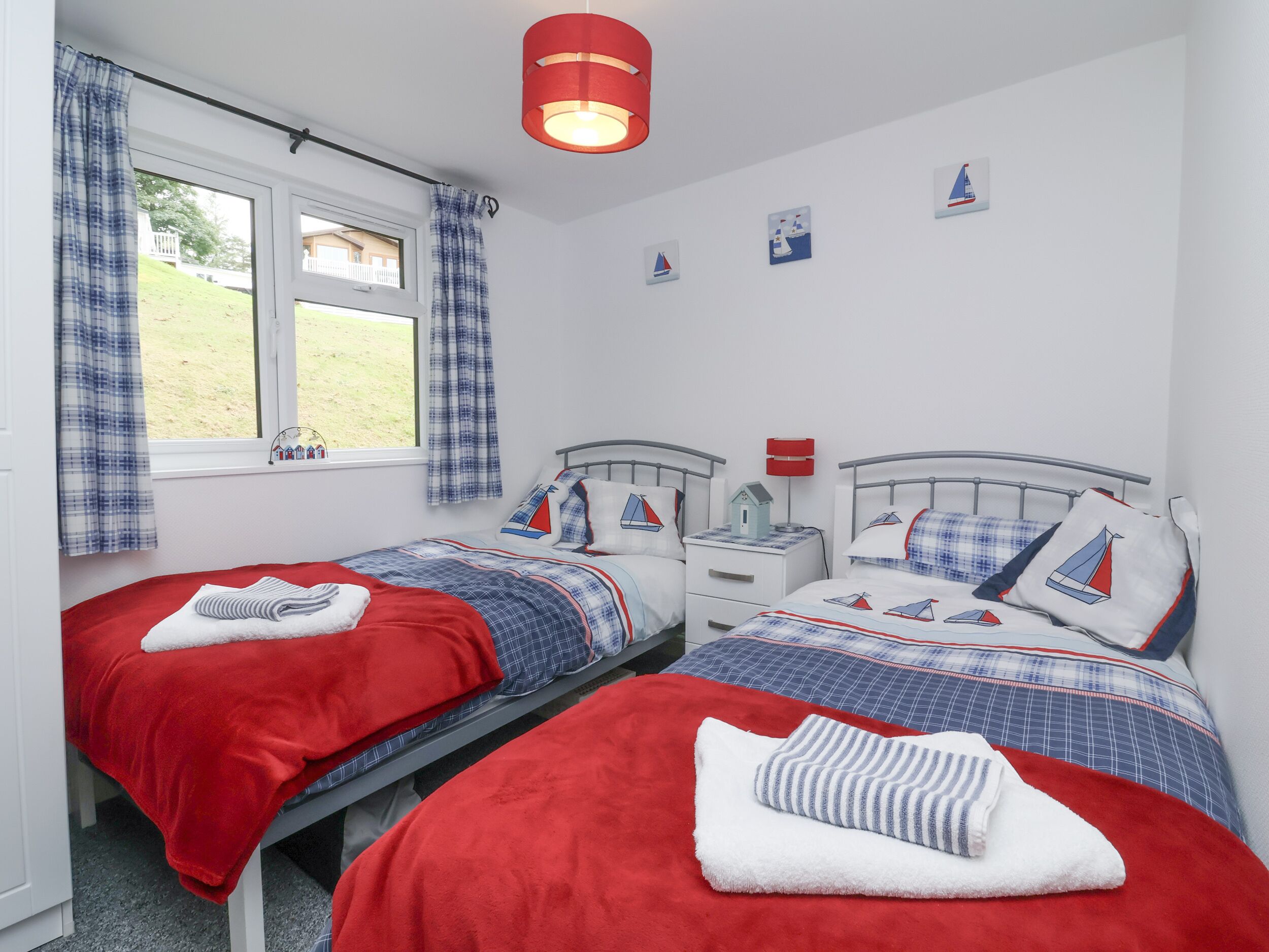 2 عدّة غرف نوم وبديكورات فريدة لكل غرفة وطراز فريد لكل وحدة