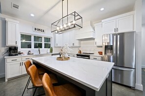 Fridge, microwave, oven, stovetop - Charming Cabin Getaway – 1 Bedroom + Loft, Hot Tub, Prime Location (Broken Bow)