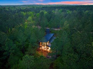 Exterior - Charming Cabin Getaway – 1 Bedroom + Loft, Hot Tub, Prime Location (Broken Bow)