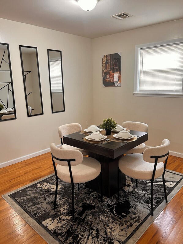 Dining - Pleasant 3-bedroom apartment in Newark for a cozy stay (Newark)