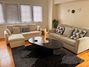 TV - Pleasant 3-bedroom apartment in Newark for a cozy stay (Newark)