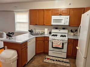 Microwave, oven, stovetop, dishwasher - Pleasant 3-bedroom apartment in Newark for a cozy stay (Newark)