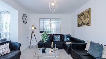 Nhà, sân hiên, quang cảnh vườn | Khu phòng khách