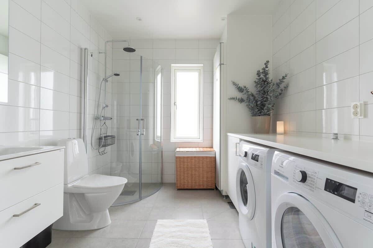 Shower, free toiletries, hair dryer