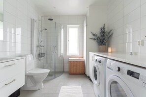 Douche, articles de toilette gratuits, sèche-cheveux
