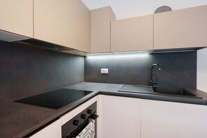 Fridge, oven, stovetop, coffee/tea maker