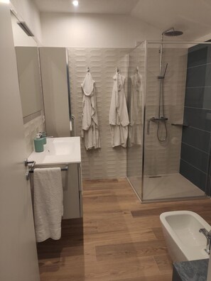 Douche, sèche-cheveux, serviettes fournies