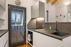 Fridge, oven, stovetop, dishwasher