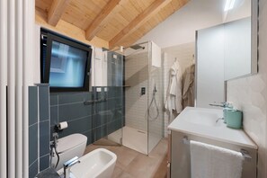 Shower, free toiletries, hair dryer, towels - Apartment 'Batman' with Shared Garden, Wi-Fi and Air Conditioning (Ferrada)