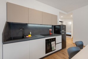 Fridge, oven, stovetop, dishwasher