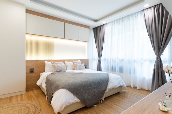 2 bedrooms, desk, iron/ironing board, WiFi