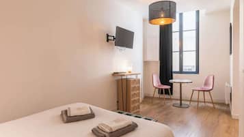 BĂŒgeleisen/BĂŒgelbrett, WLAN, BettwĂ€sche