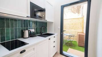 Réfrigérateur, micro-ondes, four, plaque de cuisson