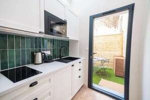 Fridge, microwave, oven, stovetop - Cosy studio with terrace – Bordeaux (Bordeaux)