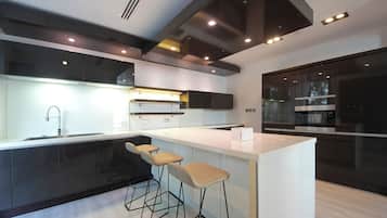 Villa, vista al mar | Cocina privada | Refrigerador con congelador, microondas, horno y parrilla de estufa