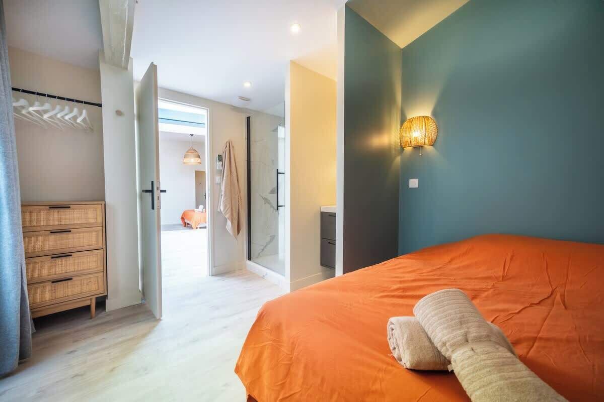 3 bedrooms, iron/ironing board, WiFi, bed sheets