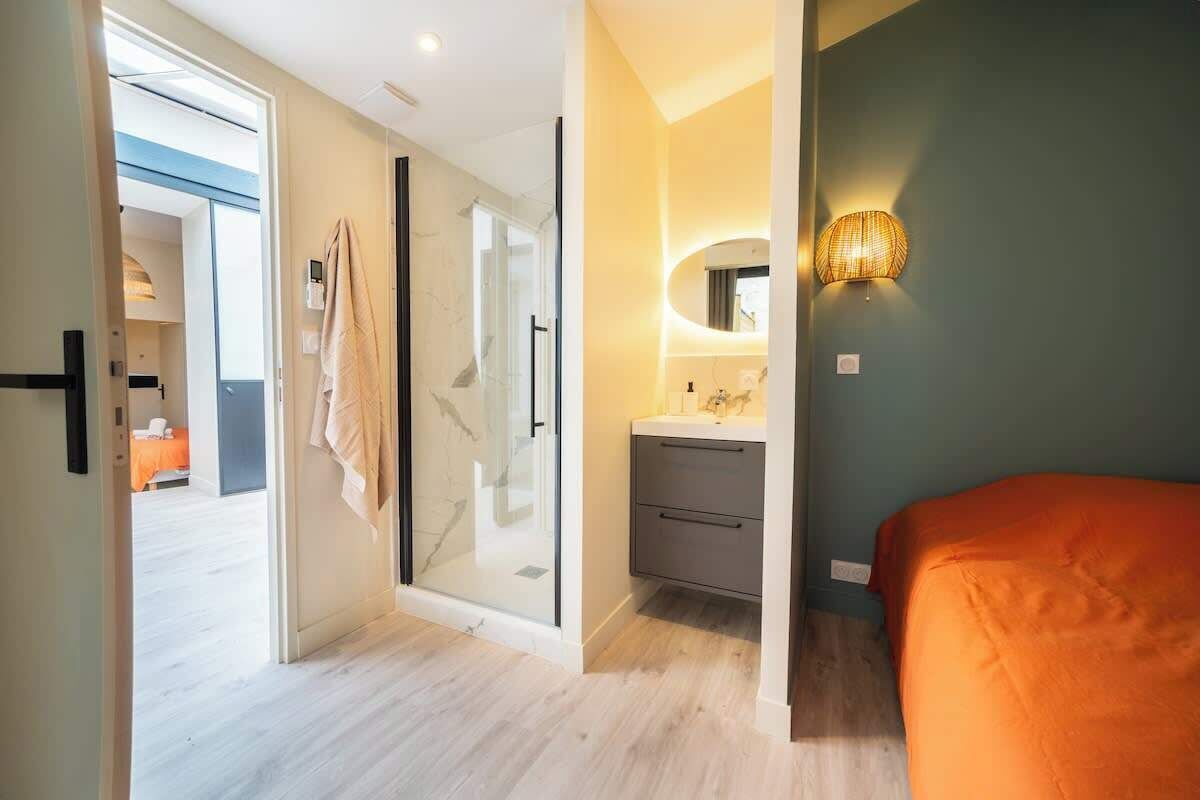 3 chambres, fer et planche à repasser, Wi-Fi, draps fournis